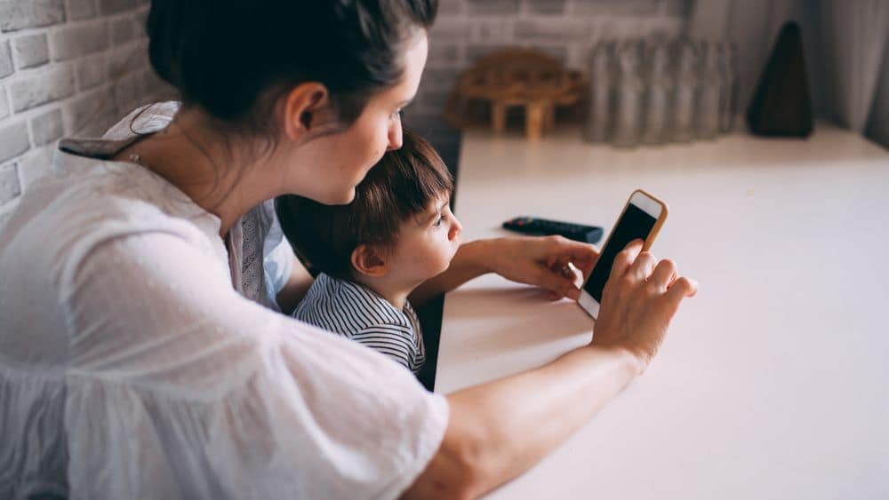 Aprenda a ler e escrever com o celular de forma prática
